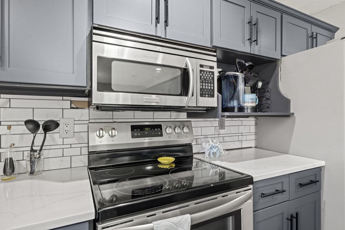 Fully stocked cooking essentials, from a modern range to a built-in microwave — everything you need for home-cooked meals.