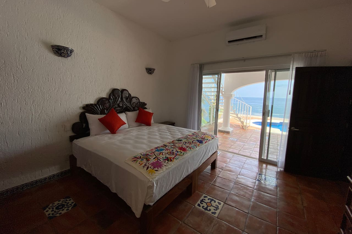 Views of the pool and ocean 