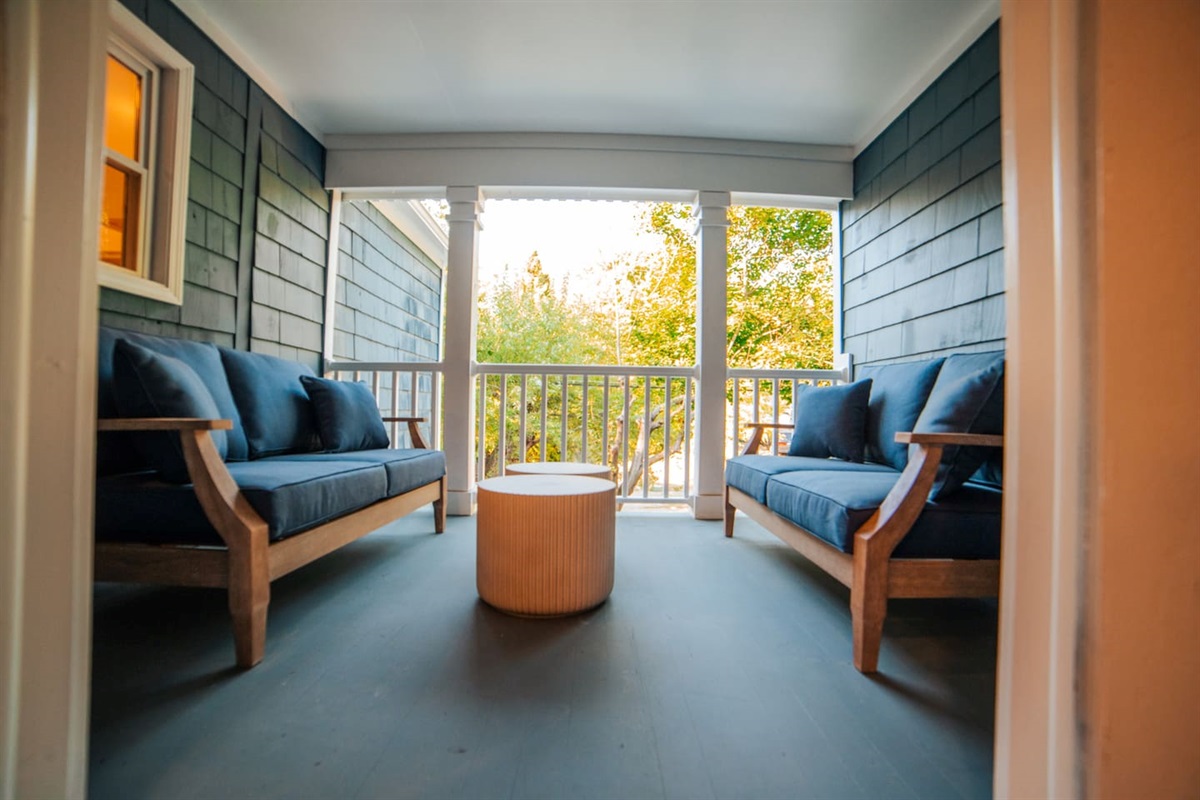 Outdoor patio that provides seating for4-6 people