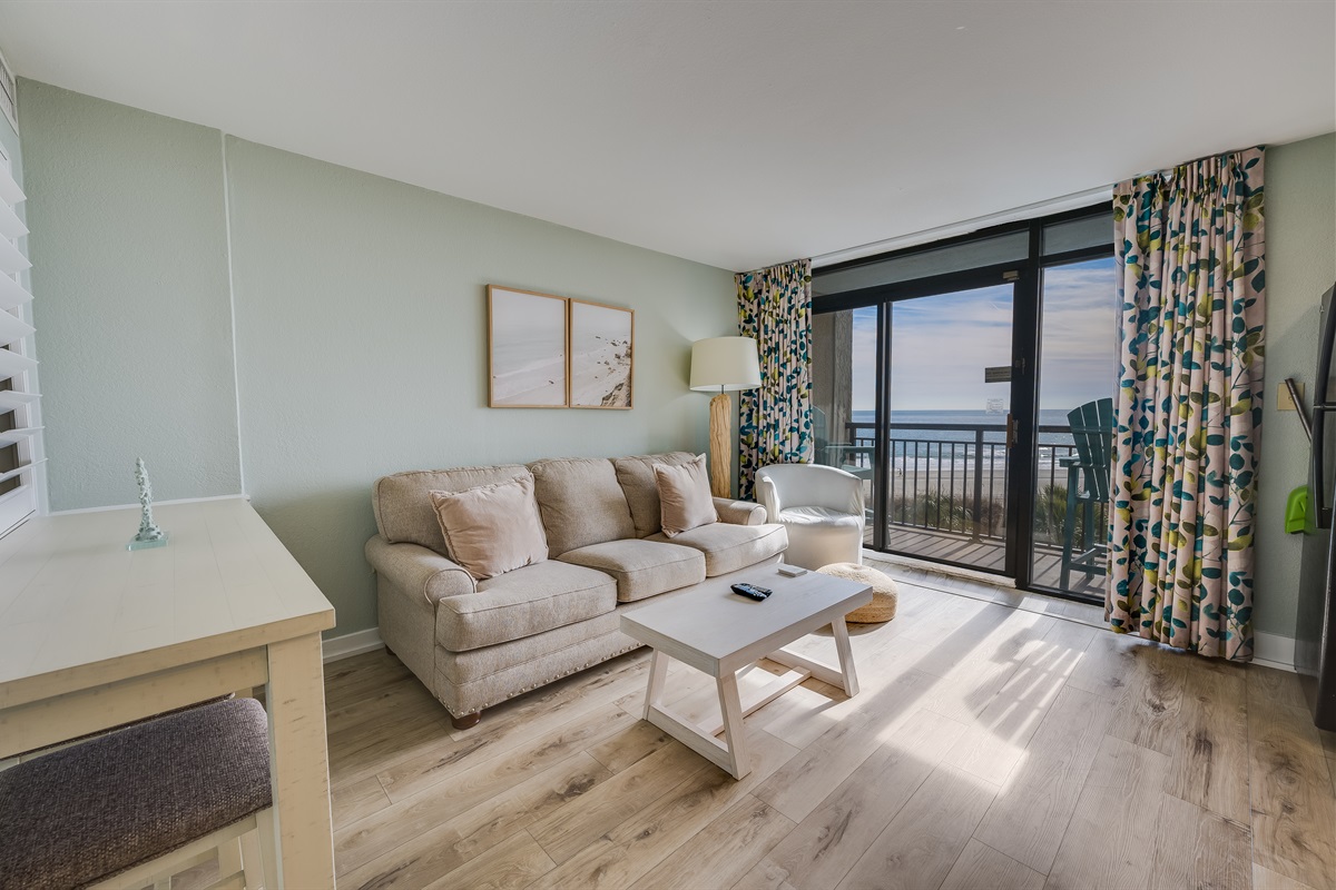 Amazing Living Room with Stunning Views🌊☀️