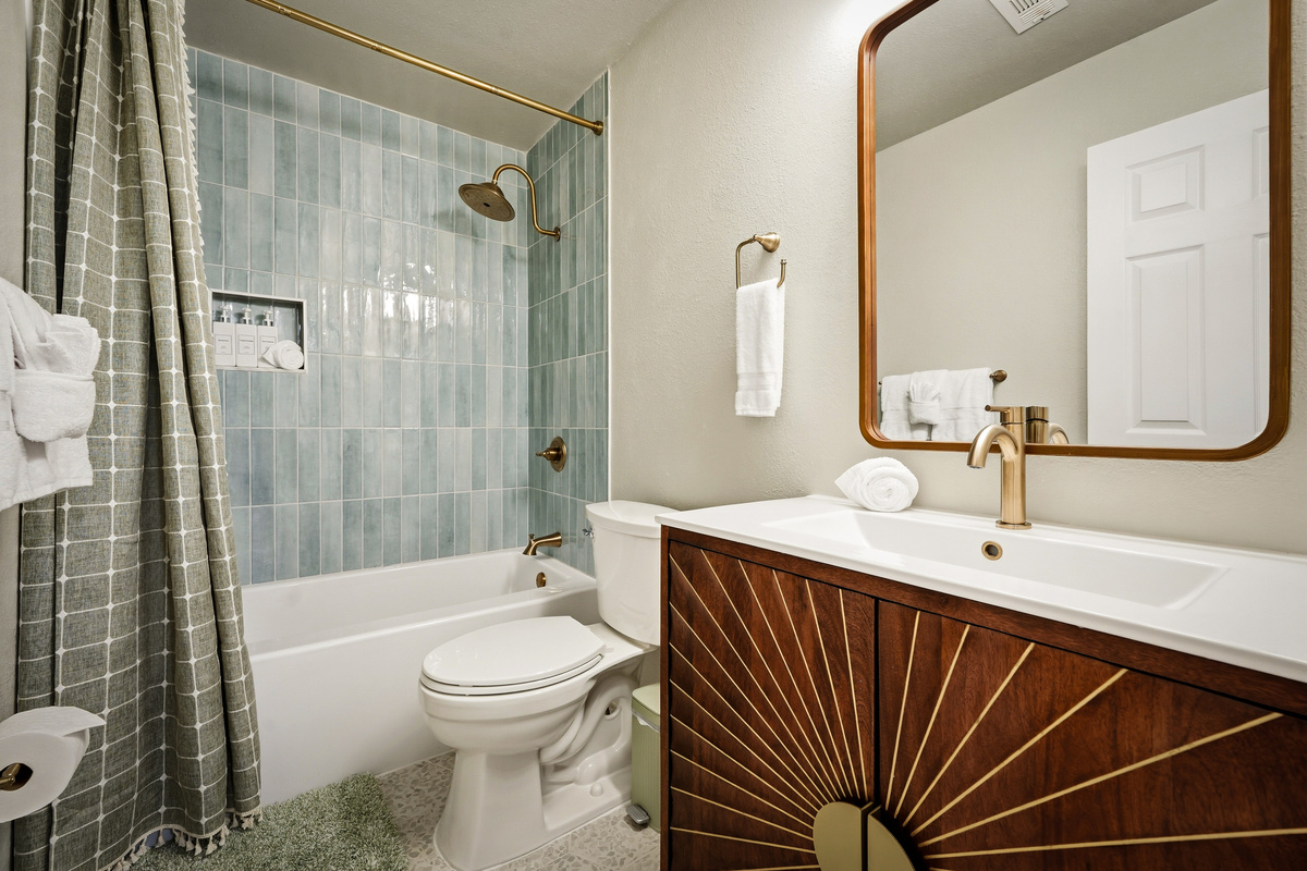 Guest bath with tub 
