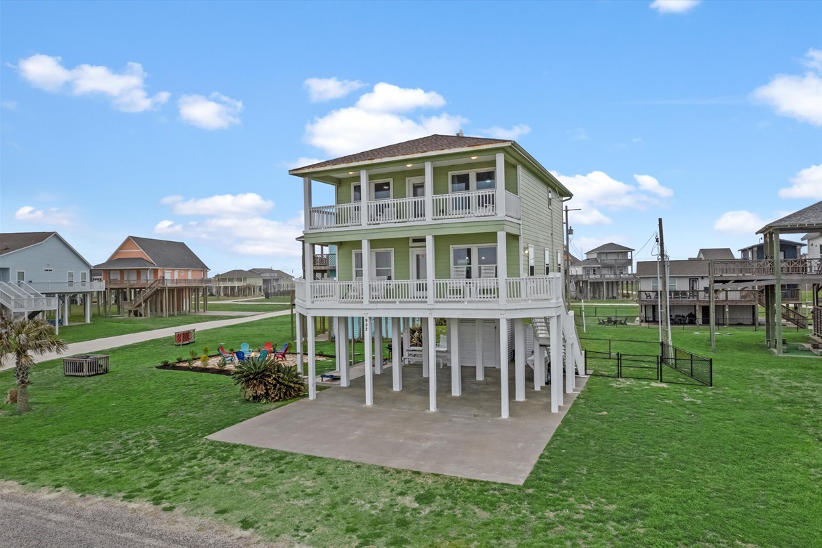 e8bda062e18e461d82bcea40ba4b5c59 Large | Beachhouse | Texas | TX | Vacation Homes | Galveston | Crystal Beach | Kokomo | Breezy Days | Beachfront Elegance | Sunrise Serenity | Southern Sands Property Management, LLC