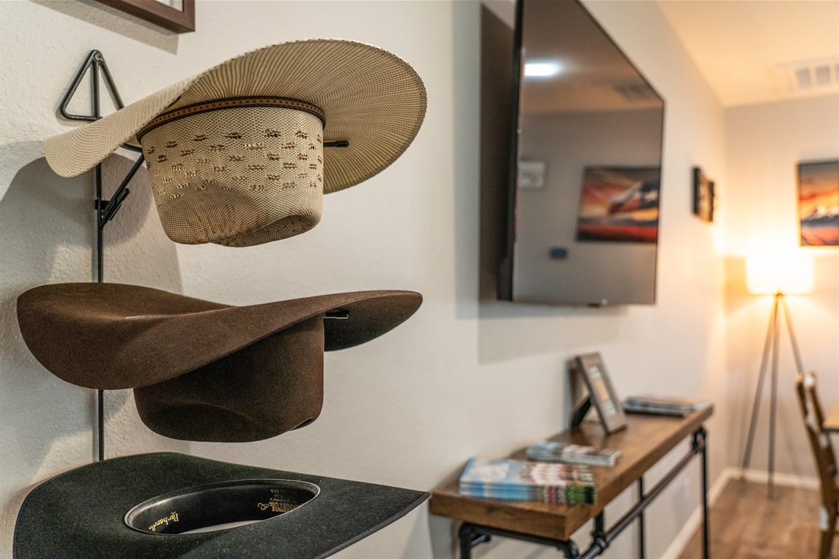 📺 Big-screen 65” Smart TV & a touch of Texas charm — stream your favorites or kick back with local flair.