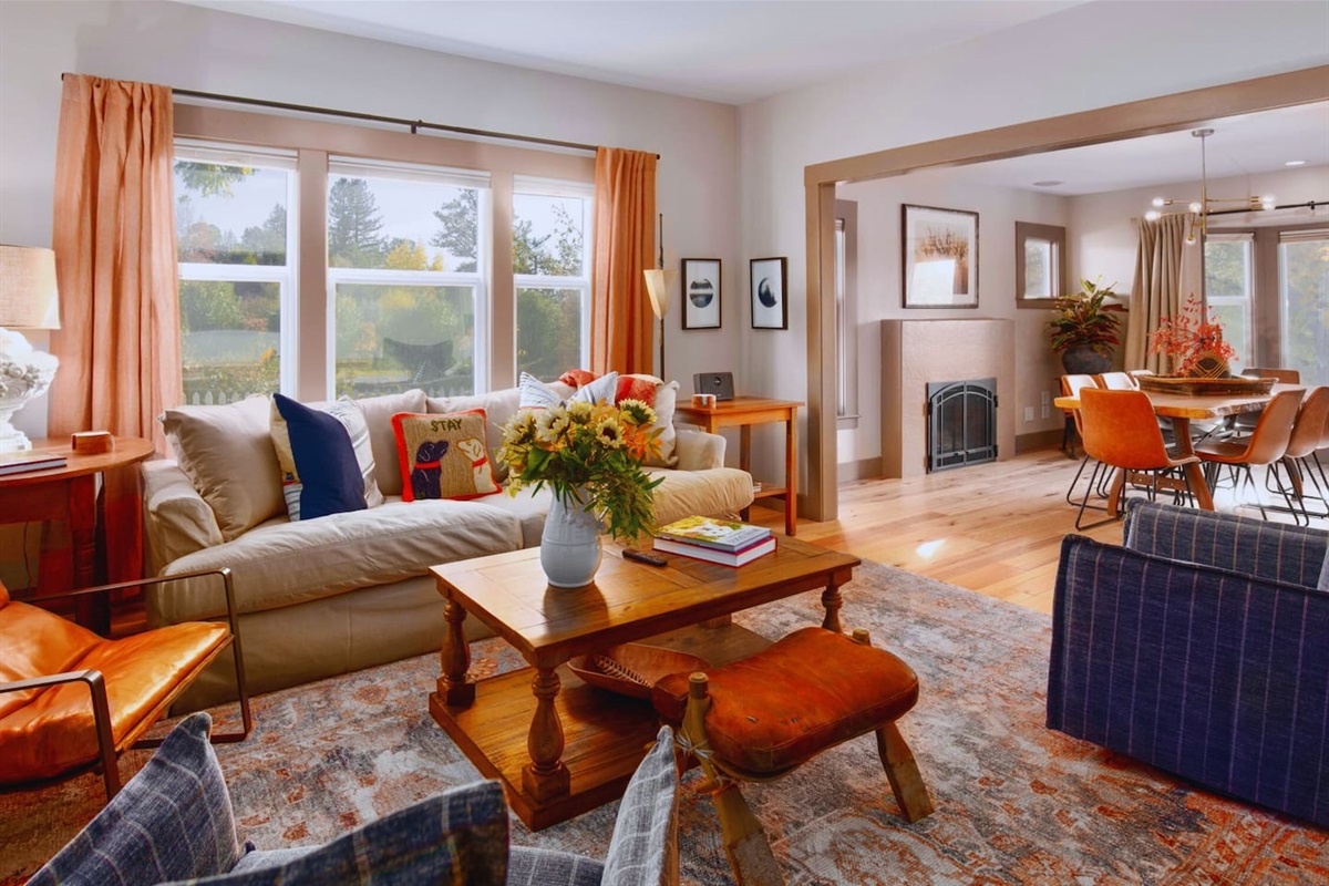 Seamless living to dining - relax and feast in style!