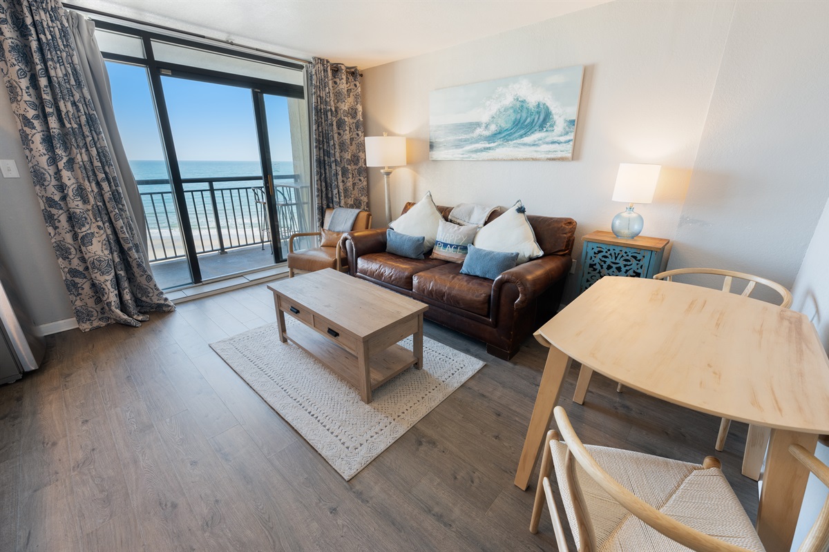 Living Room with Stunning Views🌊☀️