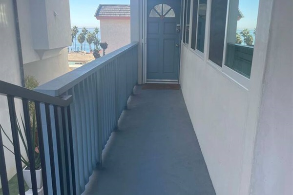 One 4.5 inch step down to unit from parking area