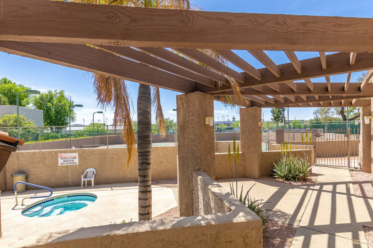 Paradise Pkwy Getaway in Phoenix + Pool — Paradise Pkwy Getaway in Phoenix + Pool, Phoenix, Arizona — photo 28