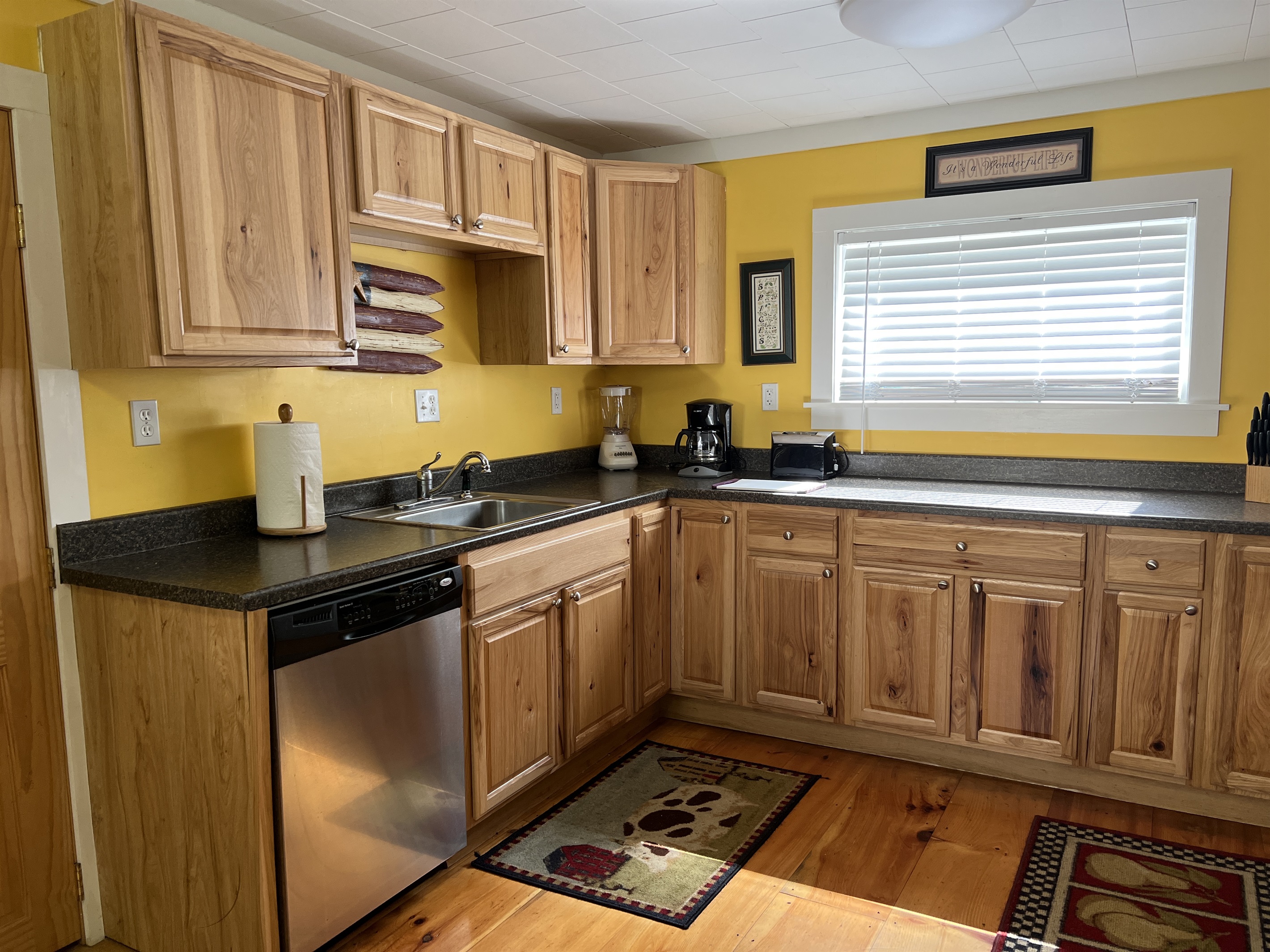 Kitchen w/ dishwasher