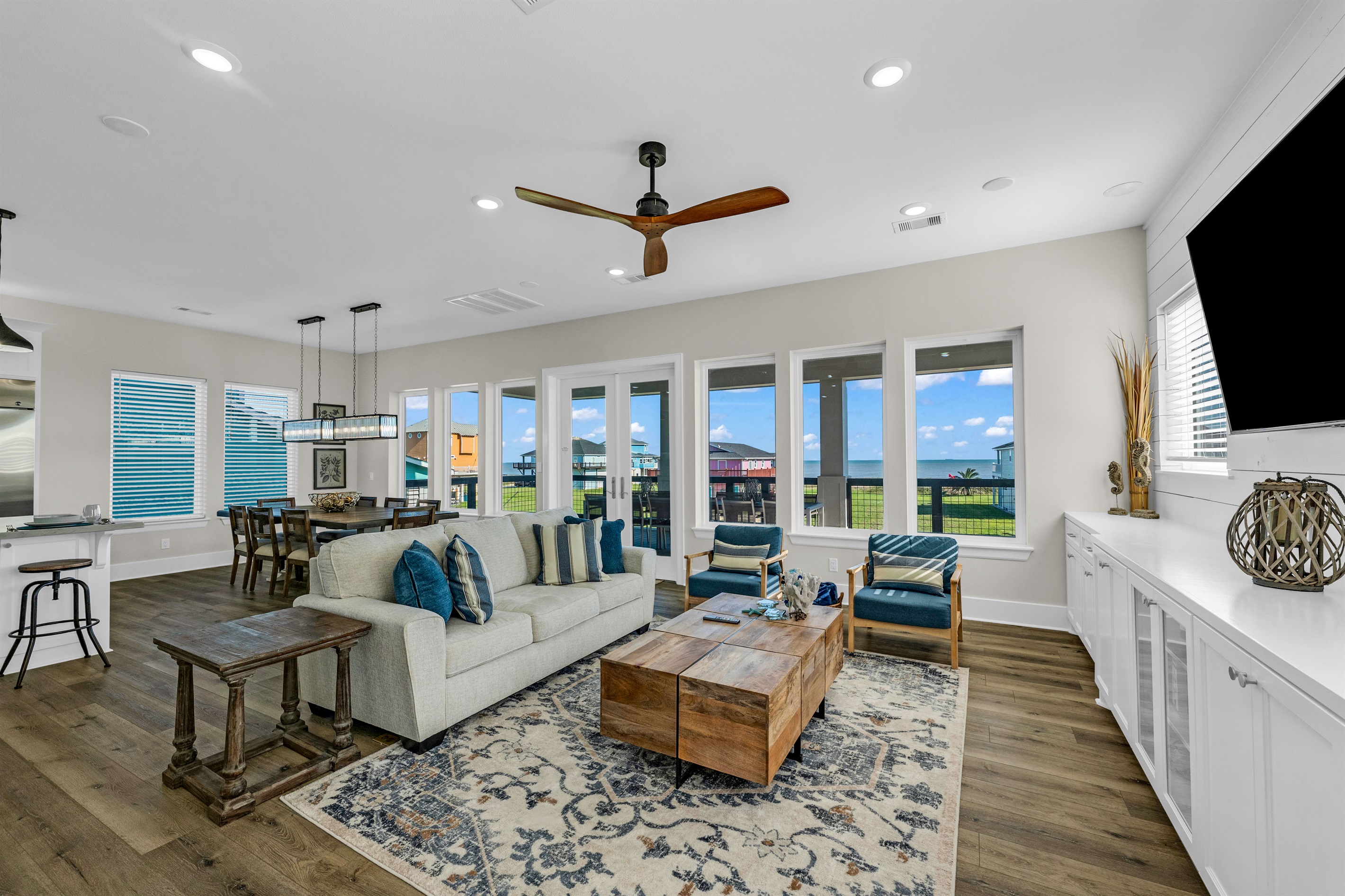 Costa Cristal Living Room: Elegant living room showcasing modern finishes and a relaxing ambiance.