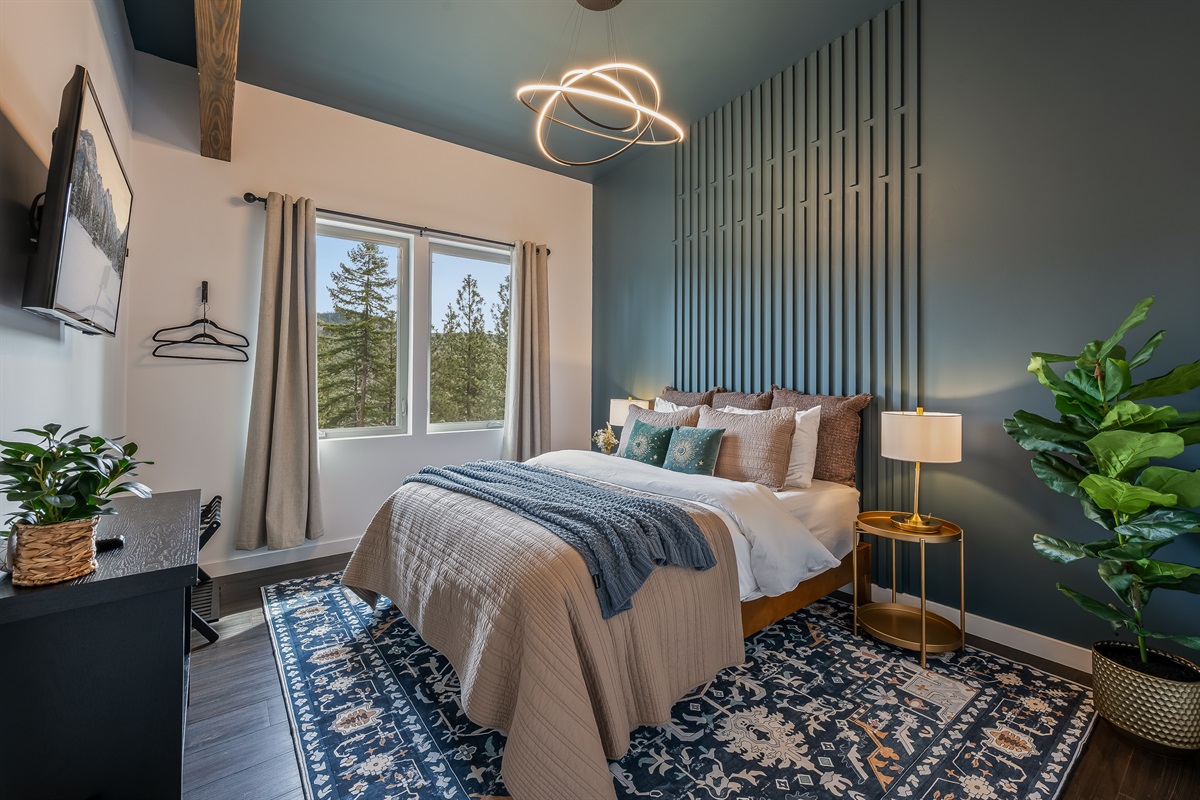 Bedroom #1 of 2: Queen bed, mountain views, Smart TV