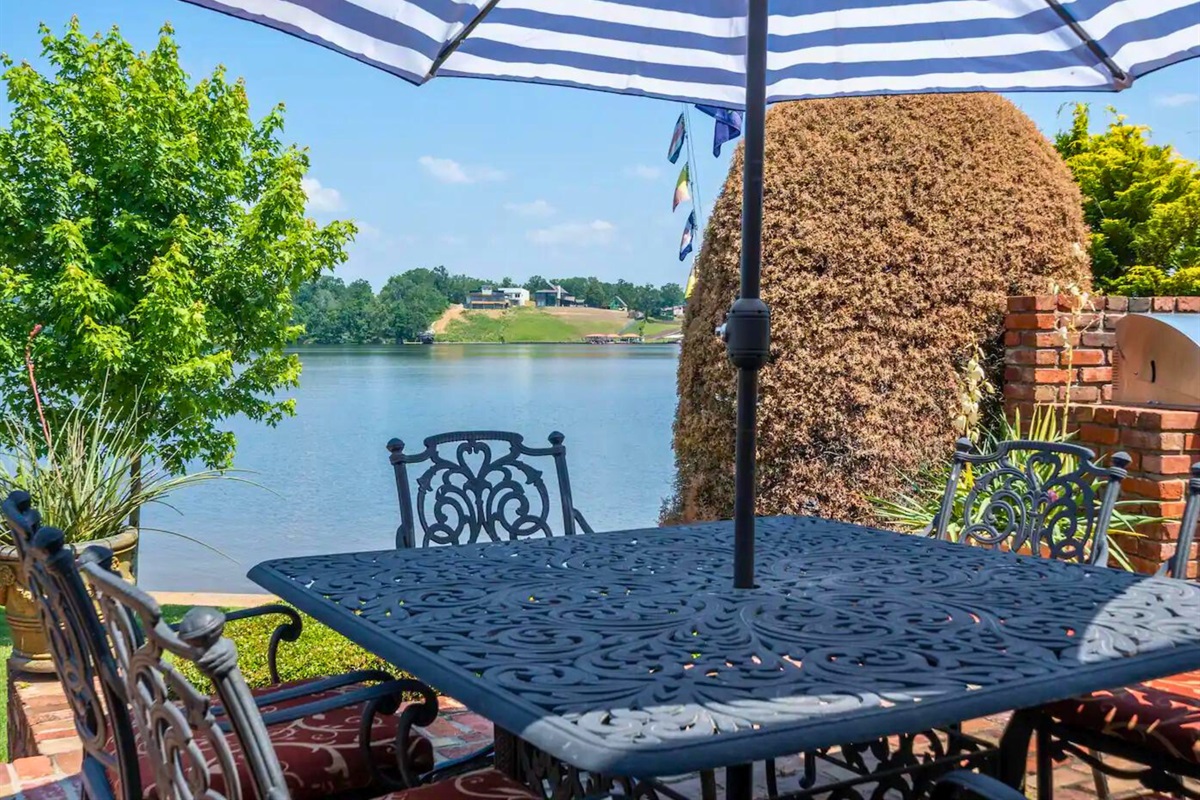 [Patio] Enjoy a Meal While Staying Out of the Sun Under the Umbrella Table.