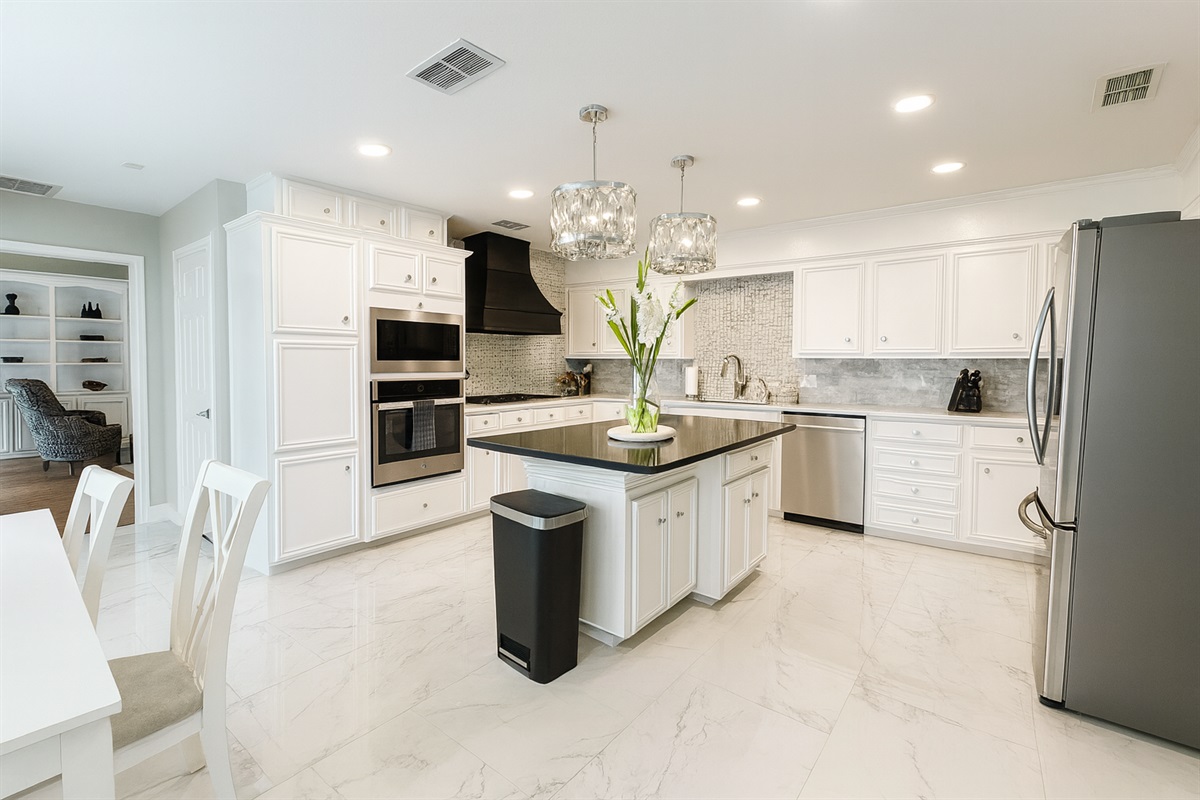 Kitchen w/ Large Island and Breakfast Table