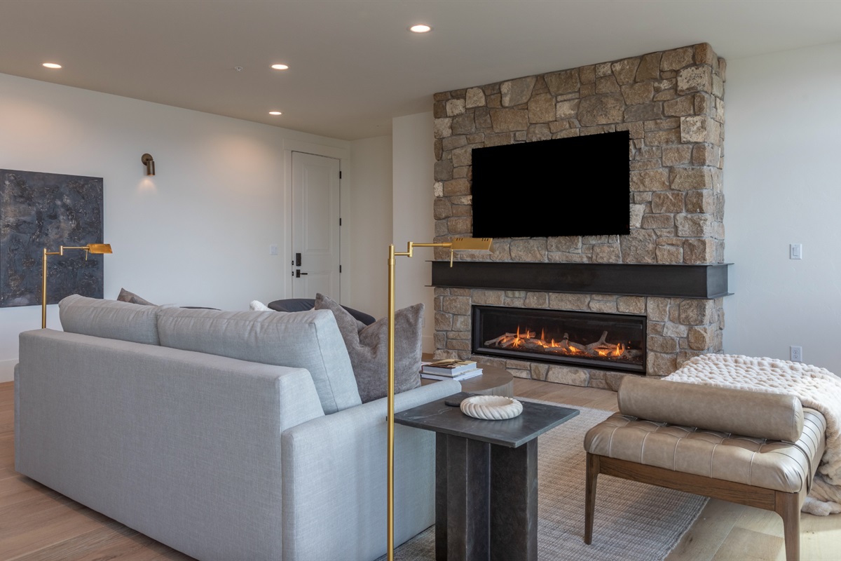 Middle Teton - Comfortable queen sleeper sofa adds flexibility for families or groups.