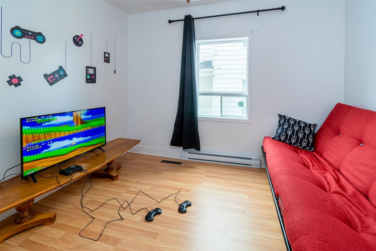 Chambre incluant un Sega Genesis et un futon divan-lit