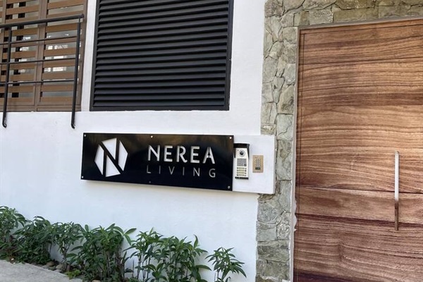 Front door / Entrada Principal