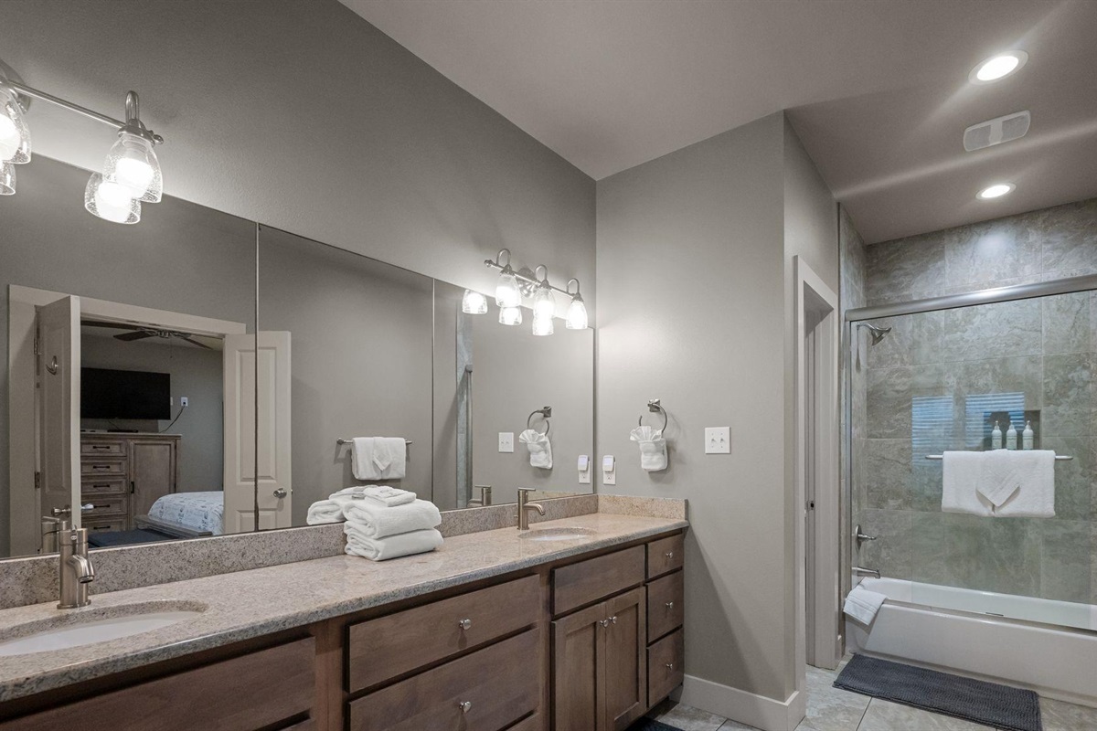 Full en-suite bathroom with a double vanity 