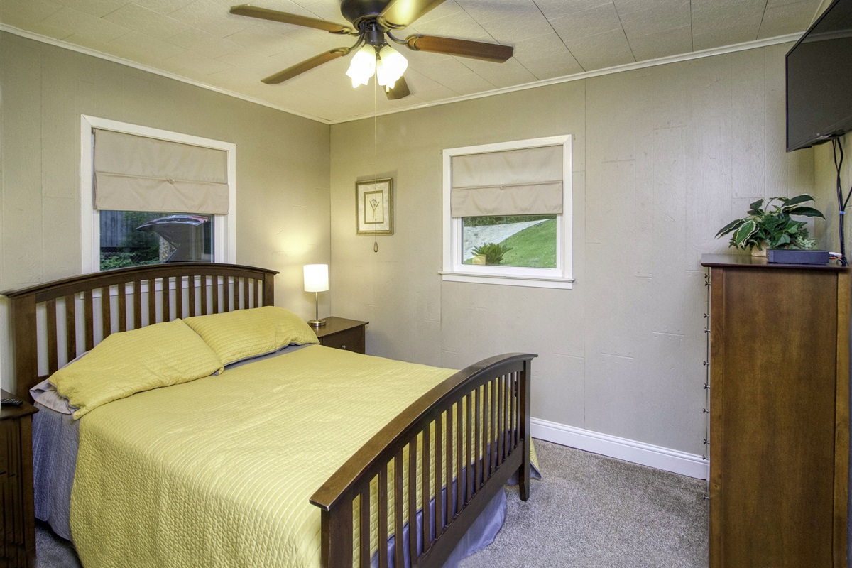 Guest Bedroom Downstairs. (Bedroom 2)   Queen bed, Streaming TV with DVD.