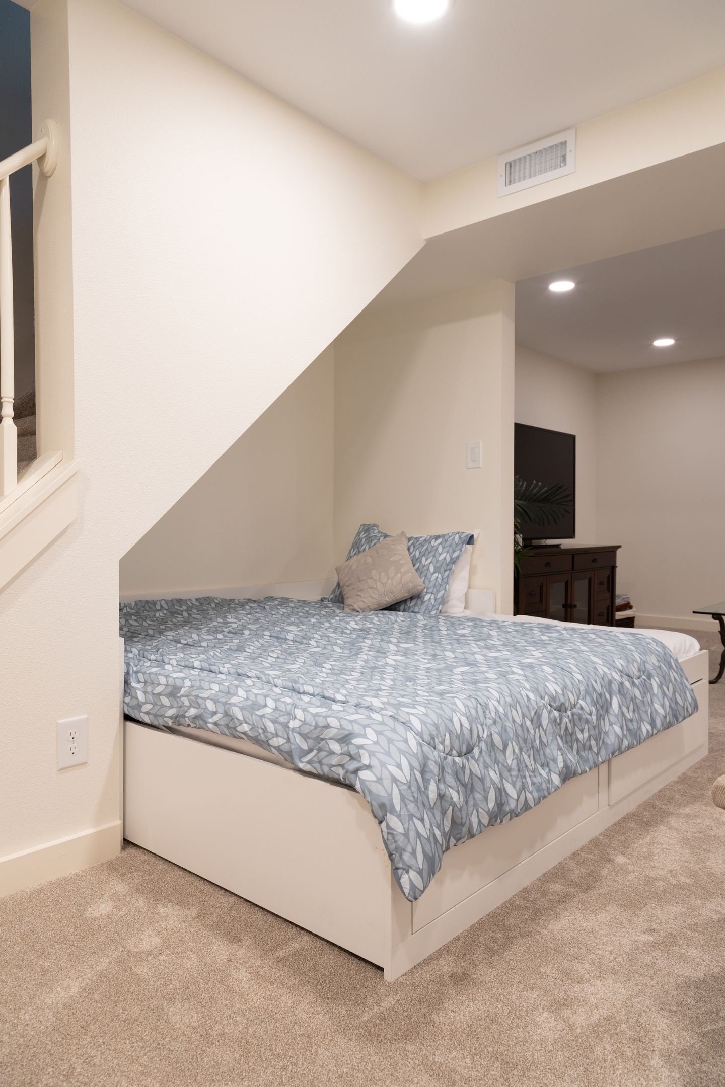 Trundle bed can convert to a king bed