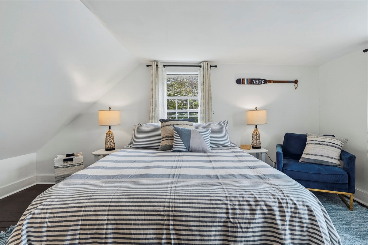 Primary bedroom - queen bed 