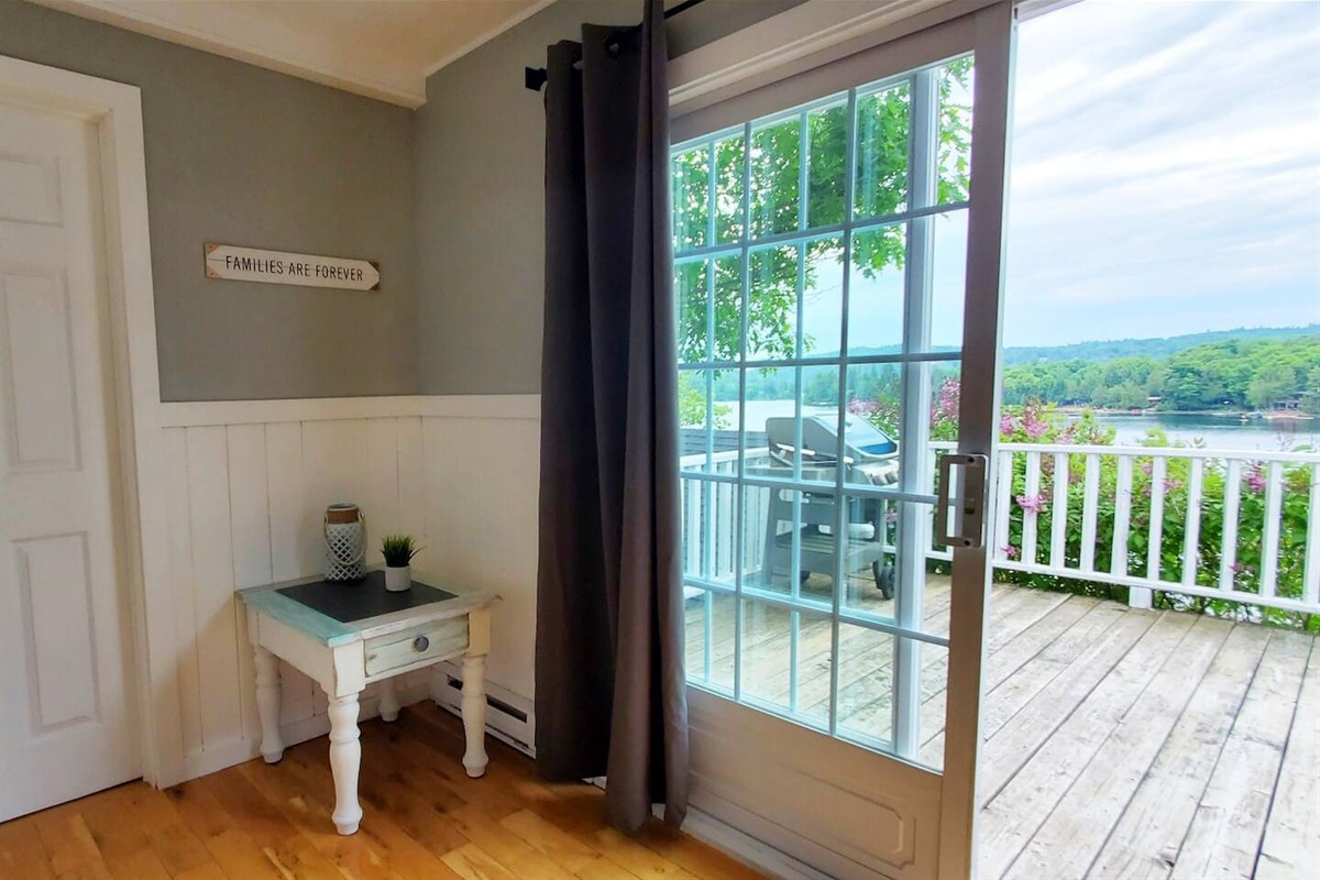 La vue ❤️ - The view from cottage onto deck through large patio doors
