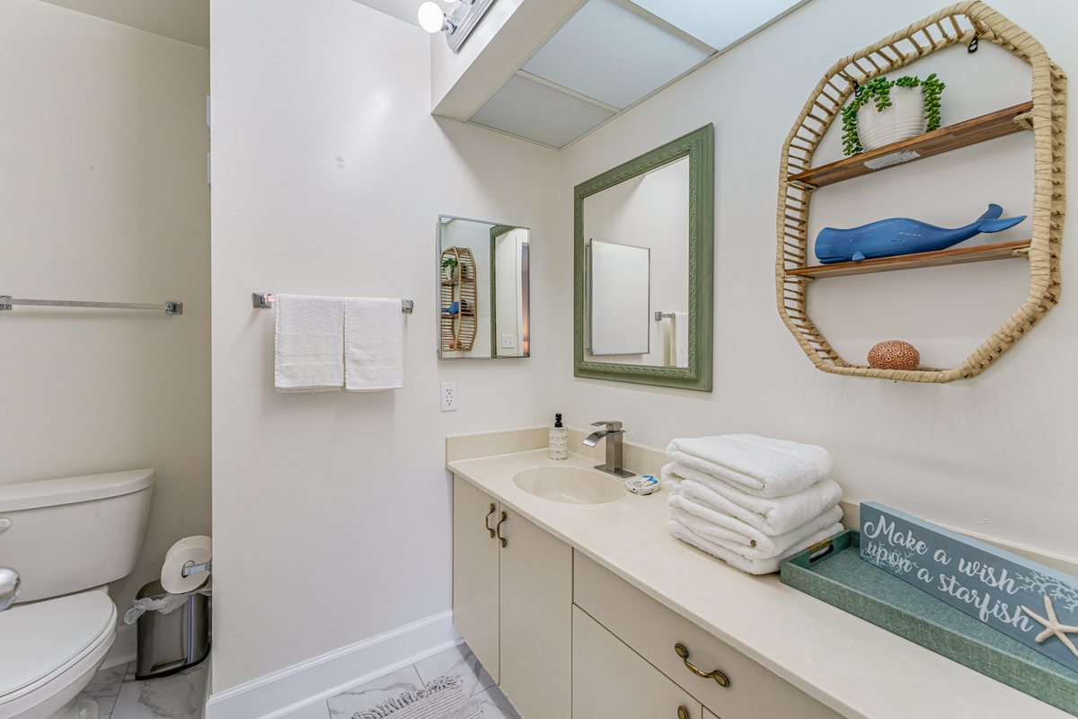 Connected to the primary bedroom, the ensuite bathroom features a bathtub, fresh towels, and all the essentials for a comfortable stay.
