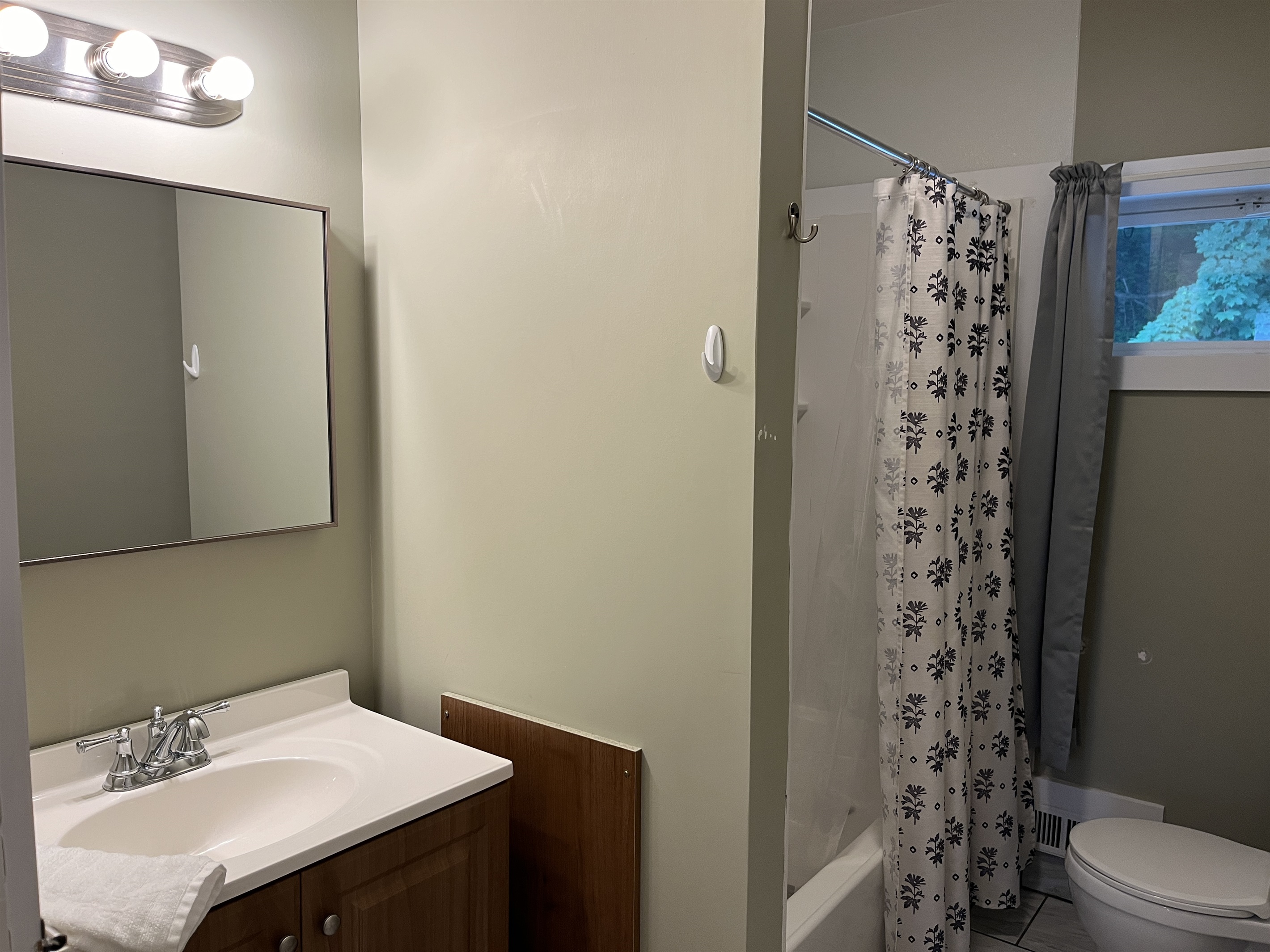 2nd floor bath with tub/shower