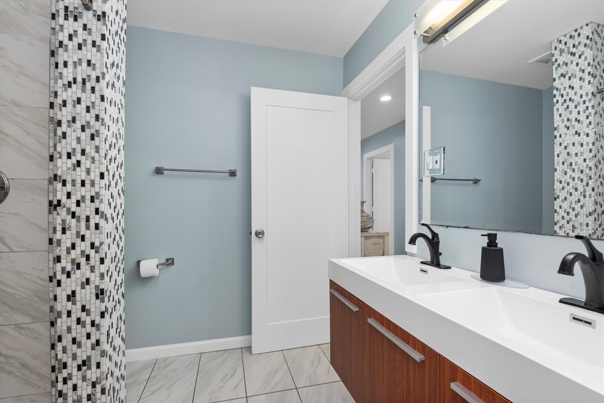 e9481ff119d940cebd77fc106135744d Large | Beachhouse | Texas | TX | Vacation Homes | Galveston | Crystal Beach | Kokomo | Breezy Days | Beachfront Elegance | Sunrise Serenity | Southern Sands Property Management, LLC