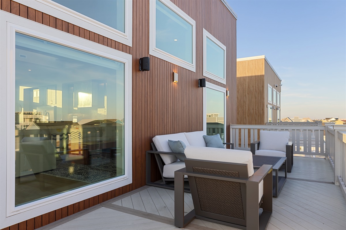 4th floor living and outdoor lounging