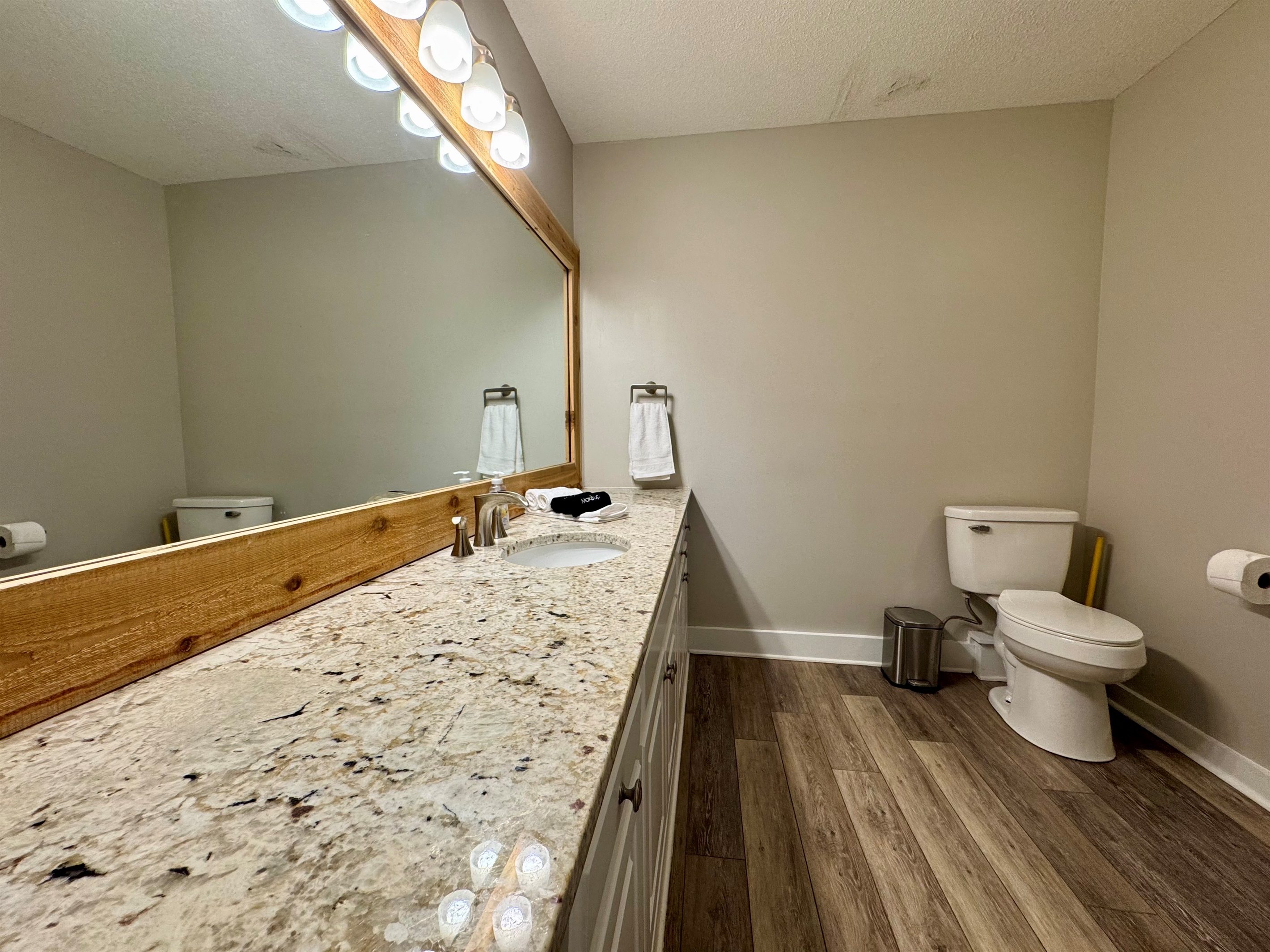 🧼 Large granite vanity with bright lighting—perfect for getting ready or winding down.