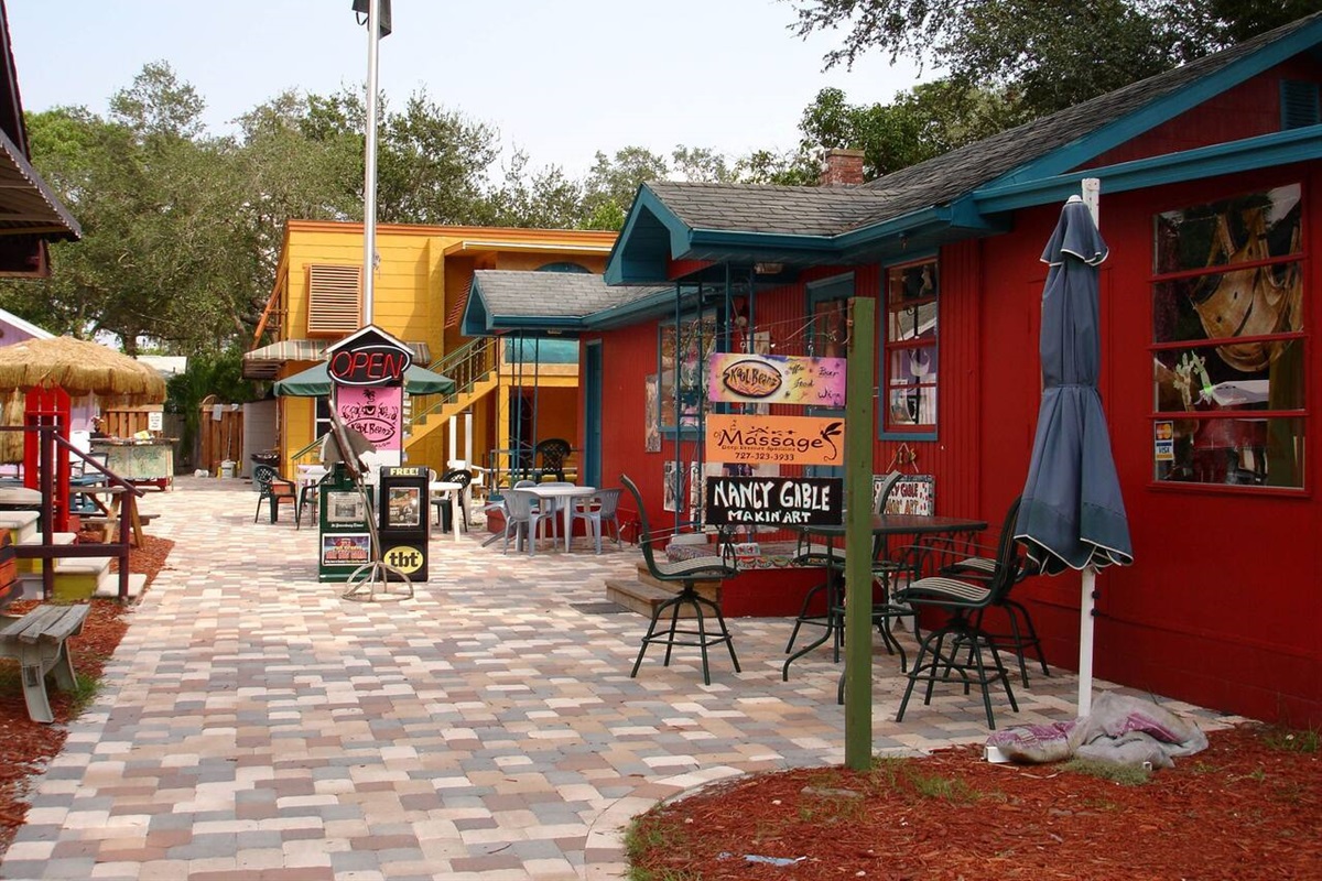 Downtown Gulfport. A short 4 minute walk away to the quirky eccentric bars, shopping, restaurants and cates. Known as the Key West of the Gulf! 