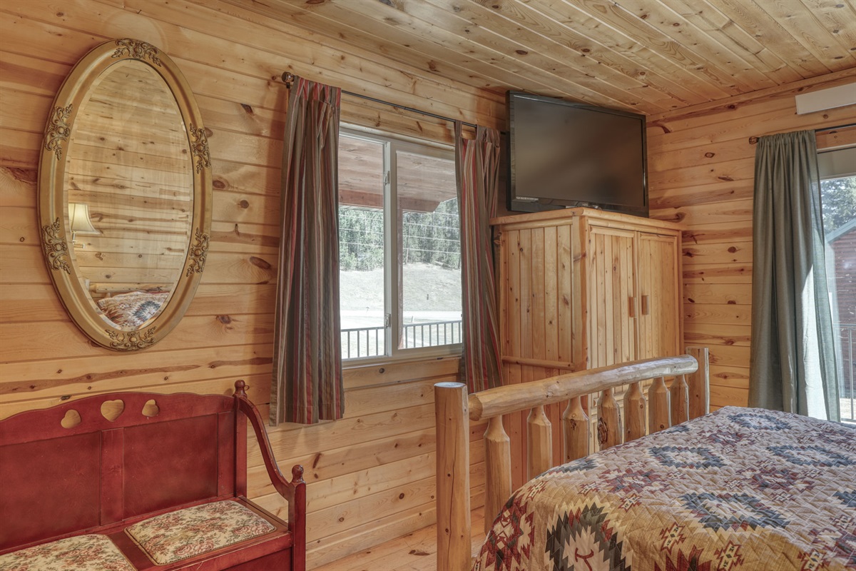 Bedrrom 2 with Queen bed and TV