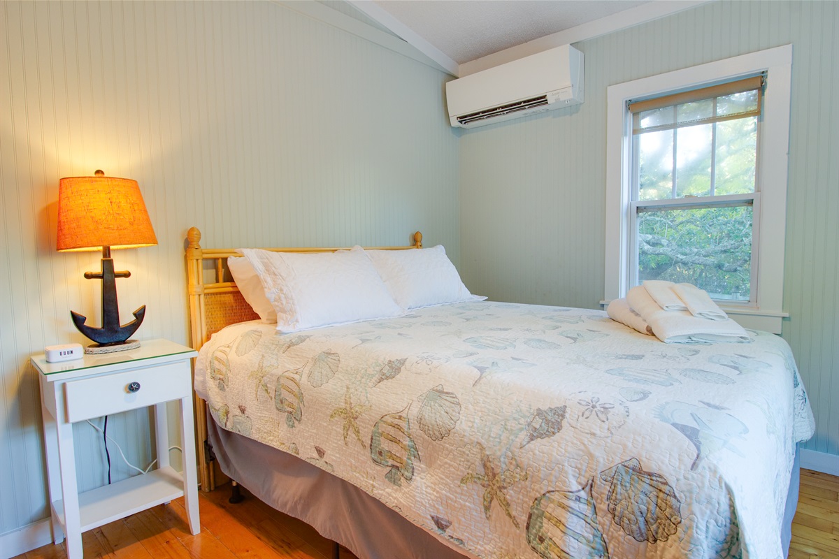 Bedroom 2: Queen Bed