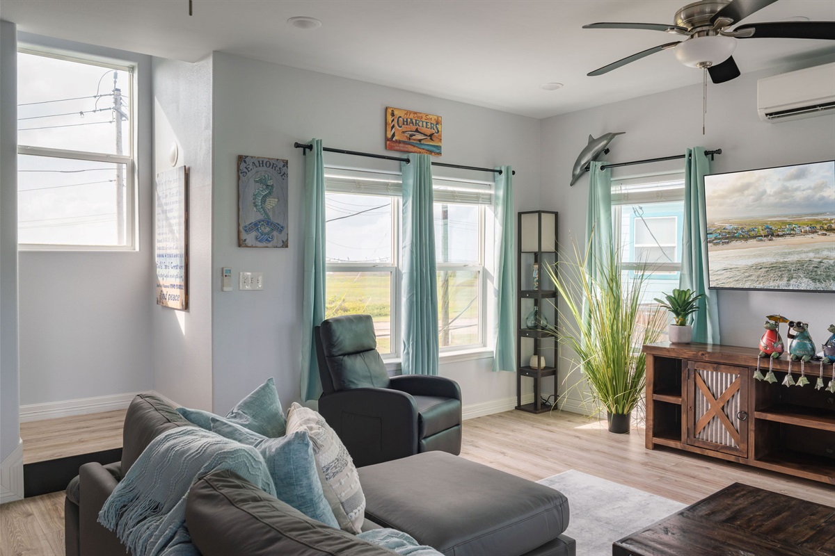 Living alt — recliner, overflow lounge for the big group. TV-side quiet corner.