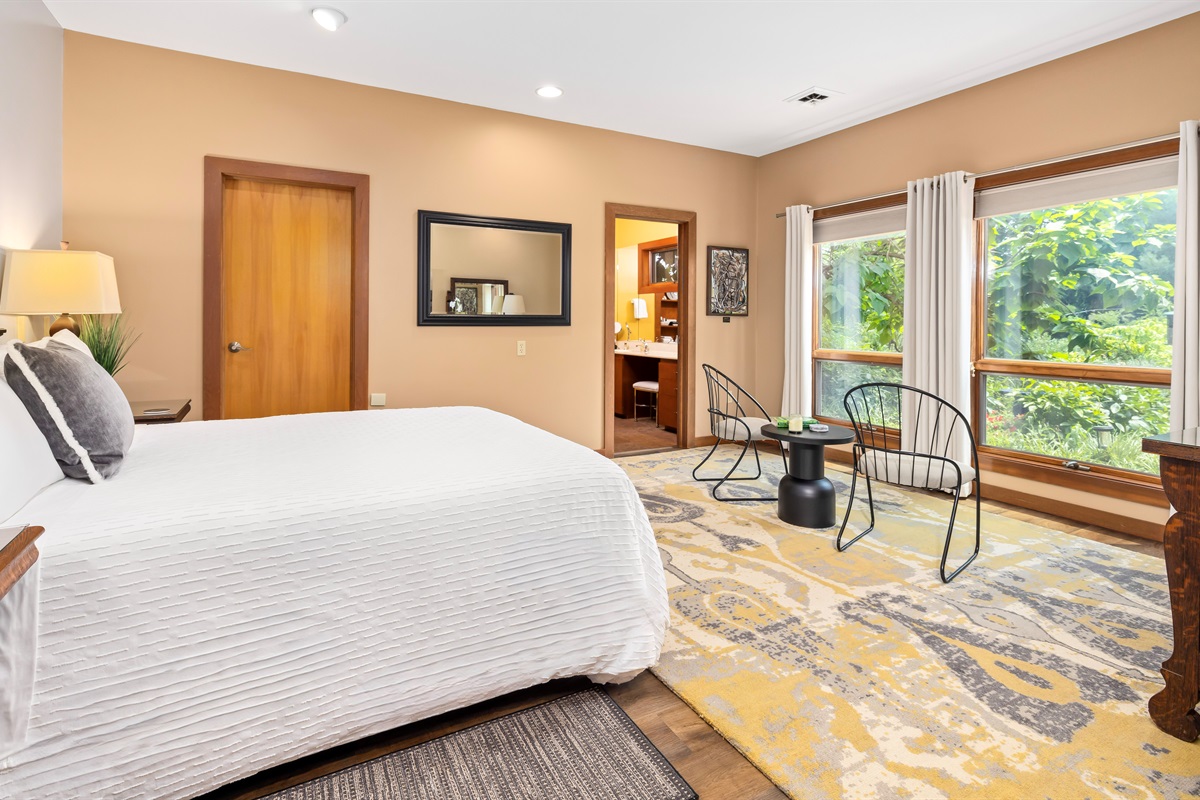 Skyview En-suite (lower floor) has beautiful views out over the deck, lush gardens, and backyard. Plus a large walk-in closet for all your trip storage needs.