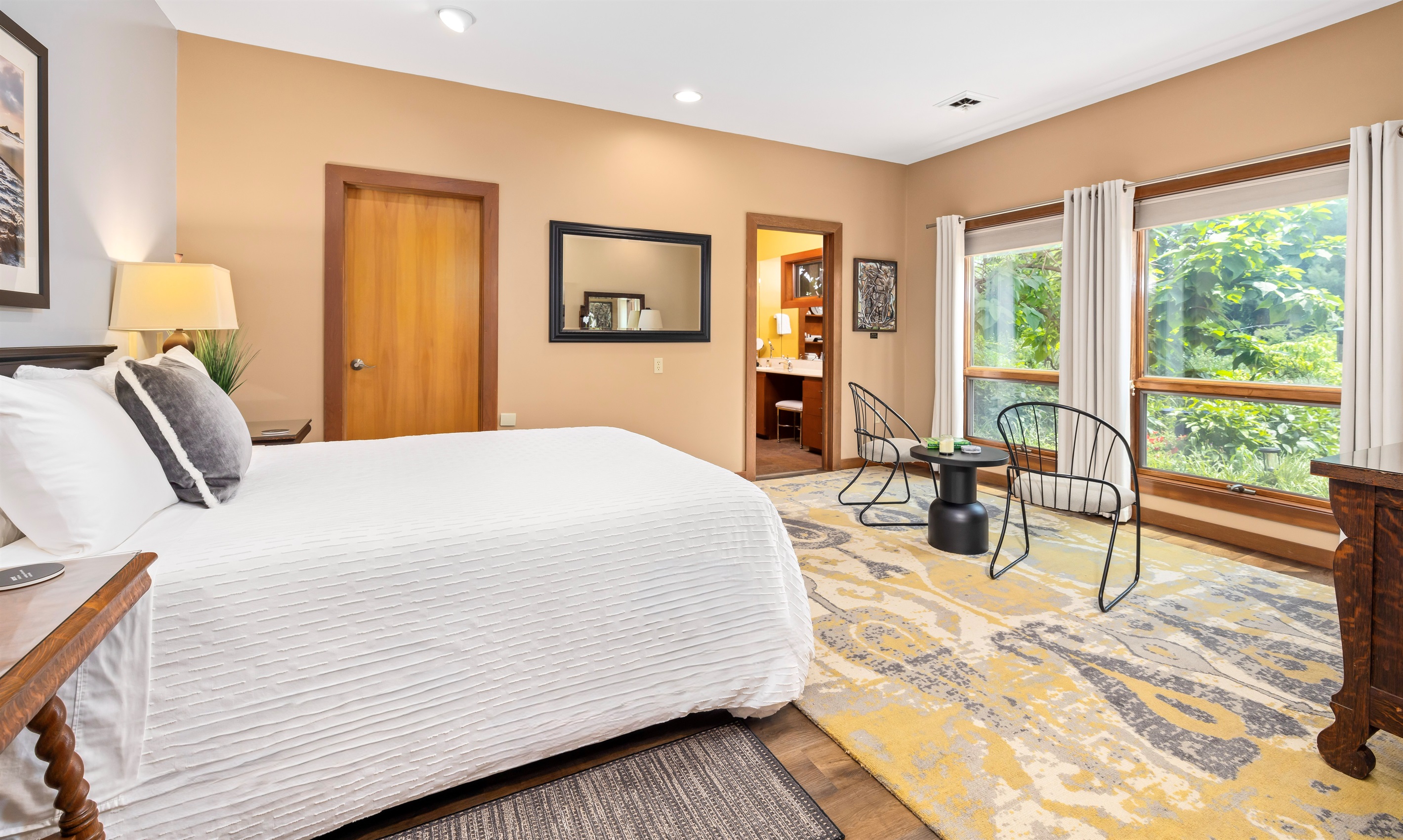 Skyview En-suite (lower floor) has beautiful views out over the deck, lush gardens, and backyard. Plus a large walk-in closet for all your trip storage needs.