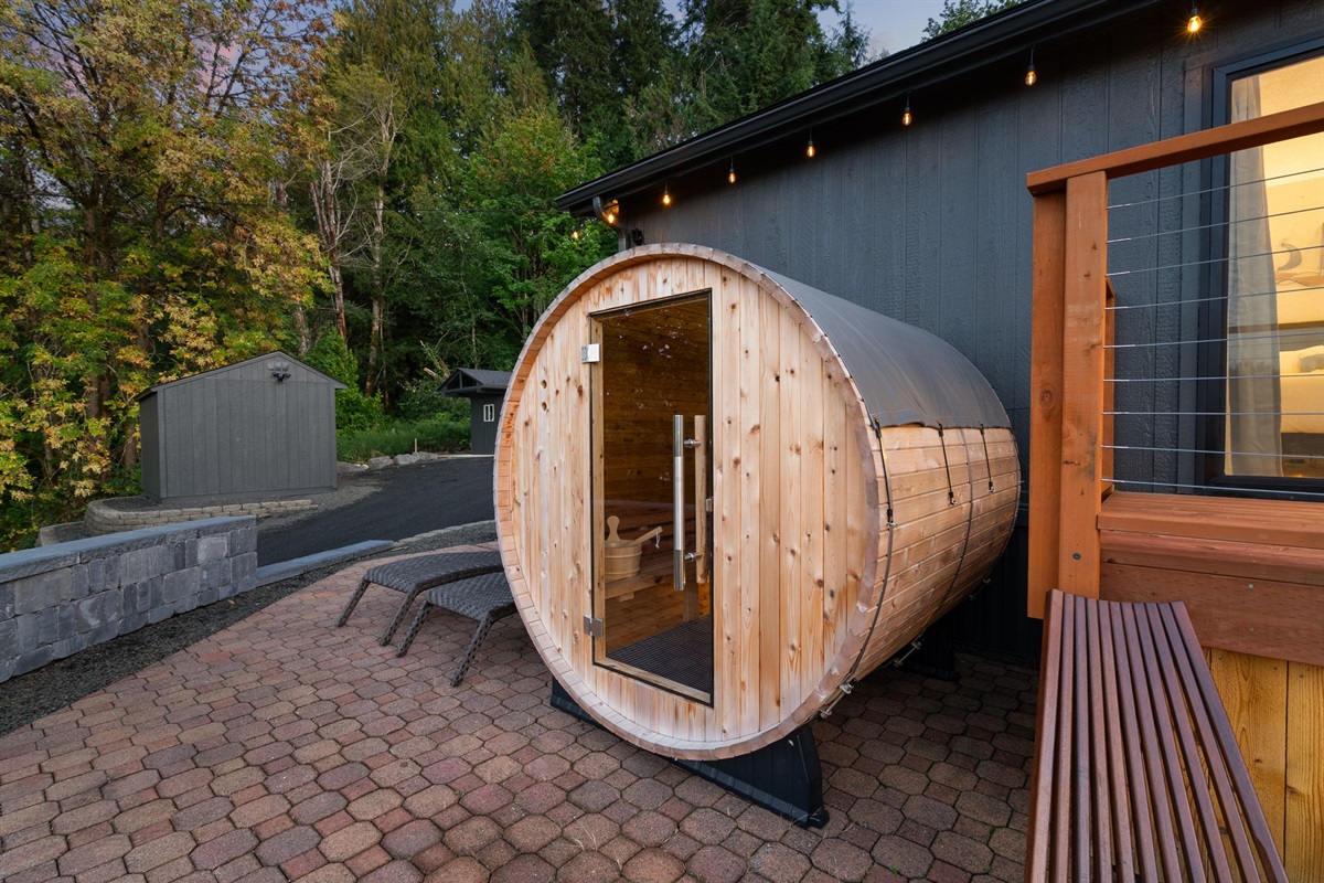 Refresh your body and mind in the wet/dry barrel sauna, framed by tranquil waterviews and accompanied by sun loungers for serene relaxation