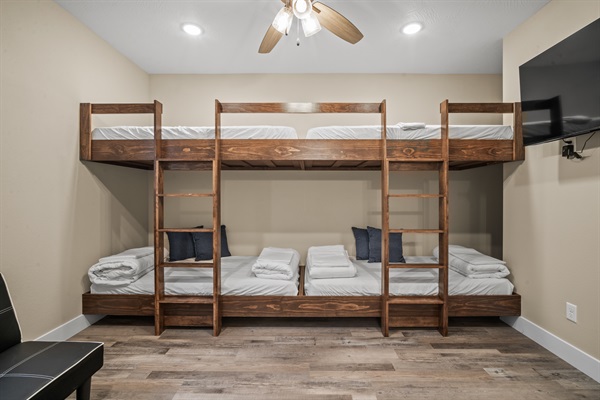 Bedroom #6/Bunk Room