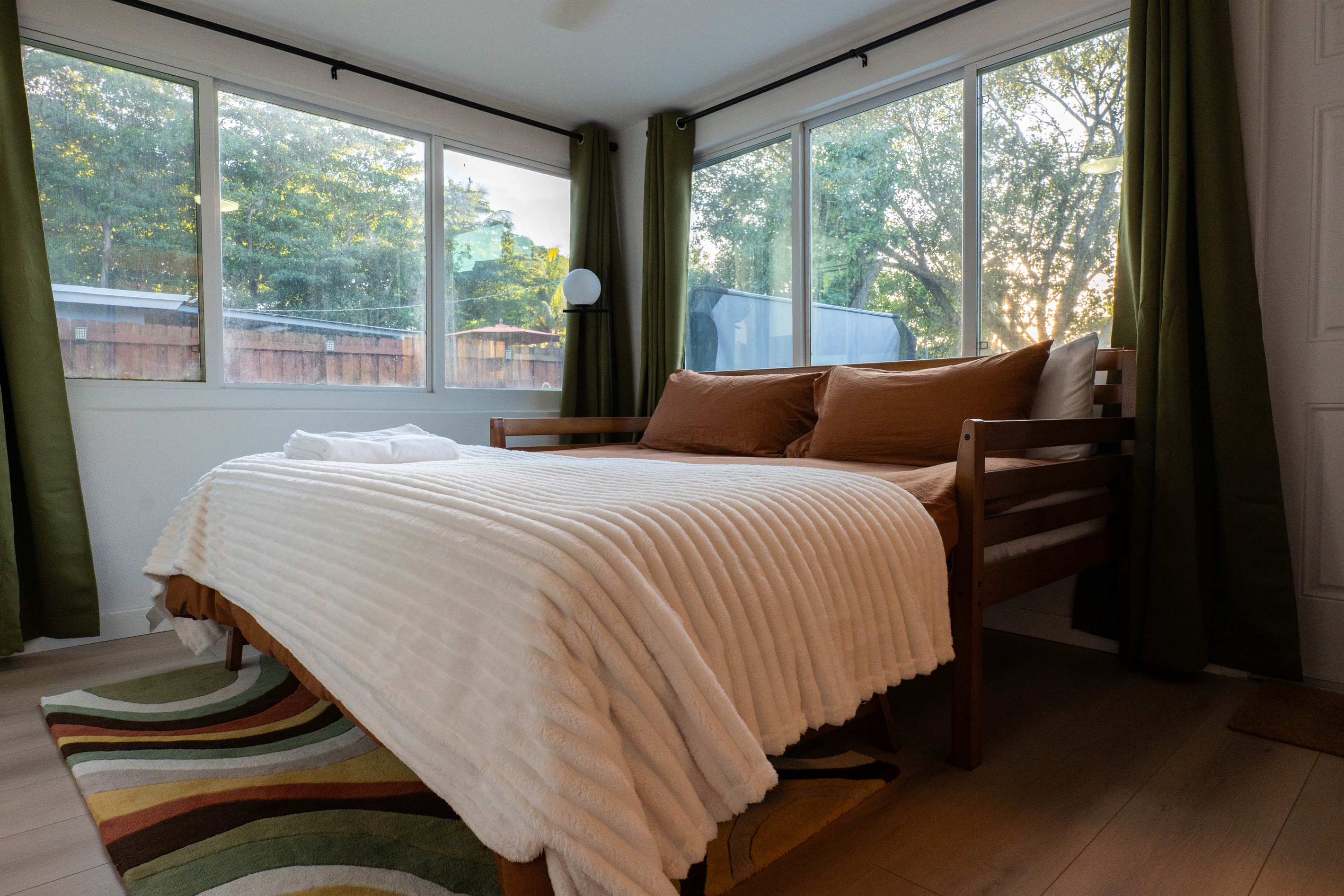 Bedroom with 43in TV Roku, and convertible day-bed to king