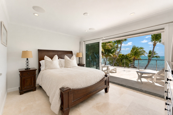 UPDATED - Queen bed Oceanfront Suite