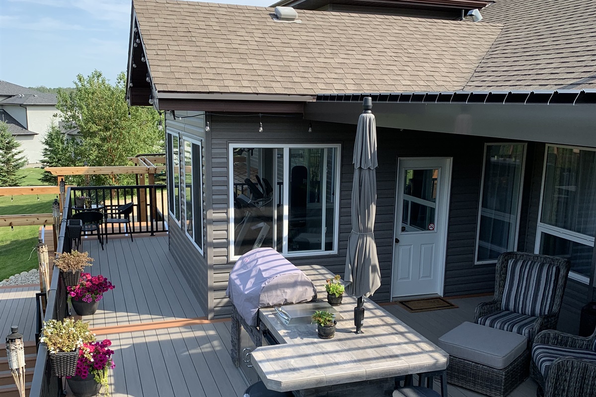 UPPER DECK COMMON SPACES. SEATING FOR 6 AT BBQ AND 4 AT EATING BAR.