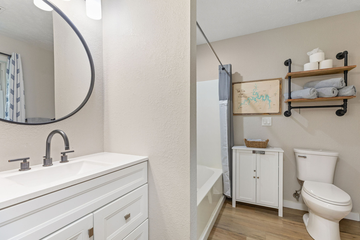 Full bathroom w/ tub shower combo