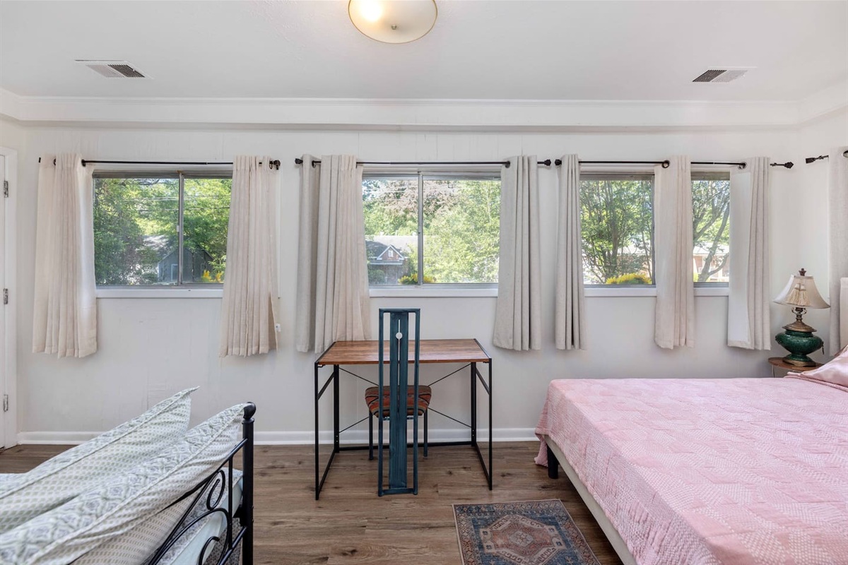 Second bedroom. To the Right you see Full sized bed. To the left a cozy sun bed that can sleep 2. The Desk in the middle for working from home in peace. 