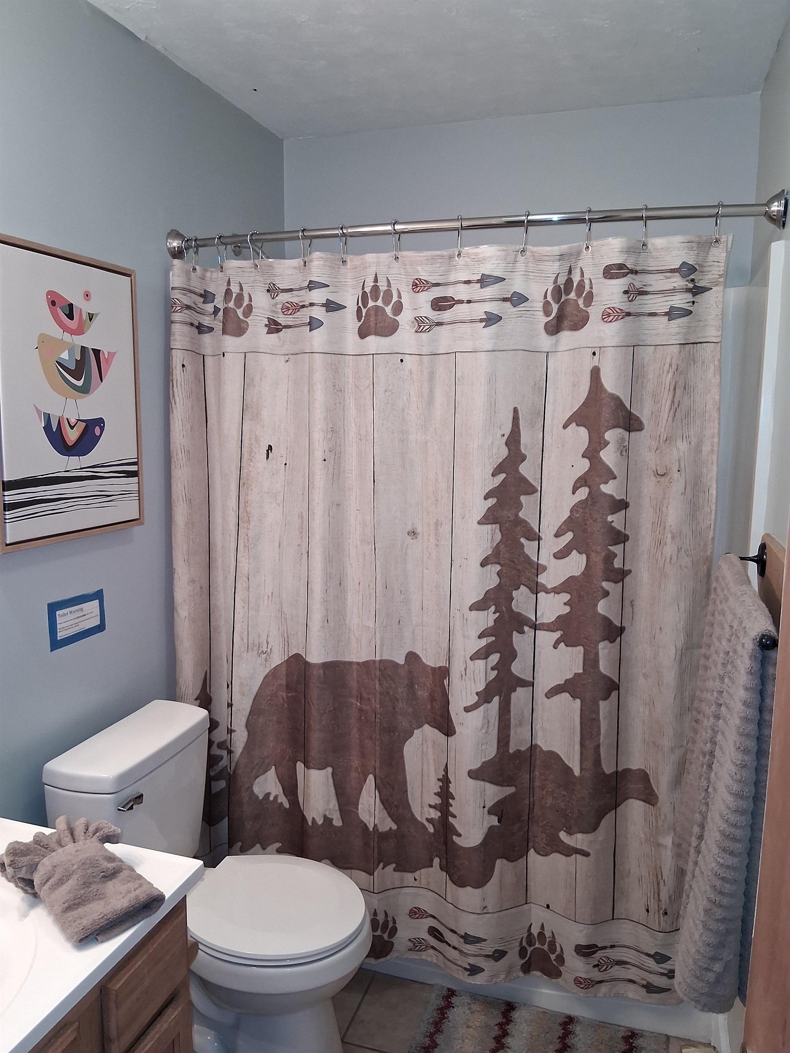 Full bathroom (shower has great pressure and lots of hot water!)