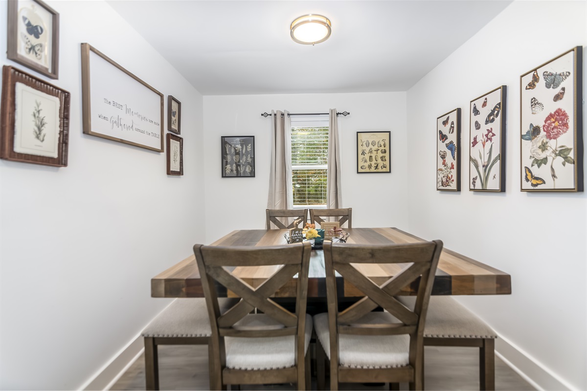 Formal dining room w/ 4 chairs