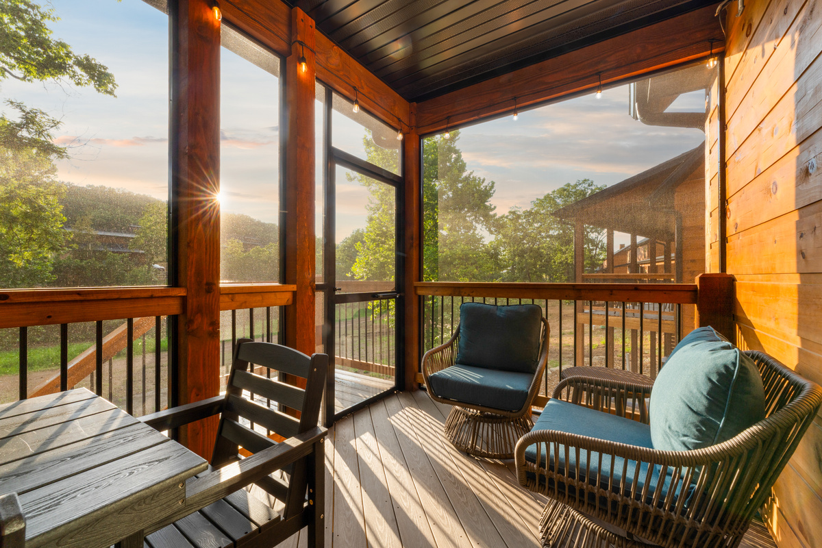 Woven lounge chairs and a sunburst through the screens — made for slow evenings.