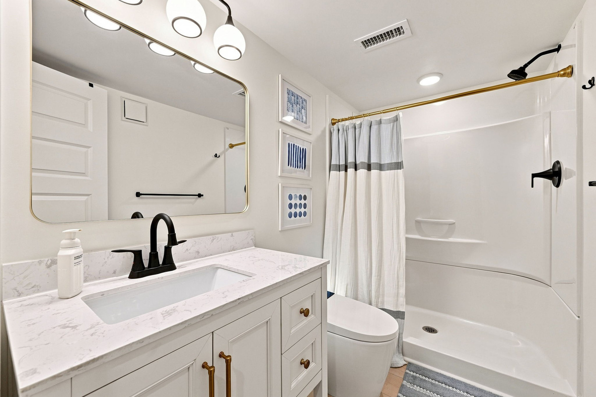 A fresh, modern full bath perfectly positioned for easy access from the living areas and bedrooms.
