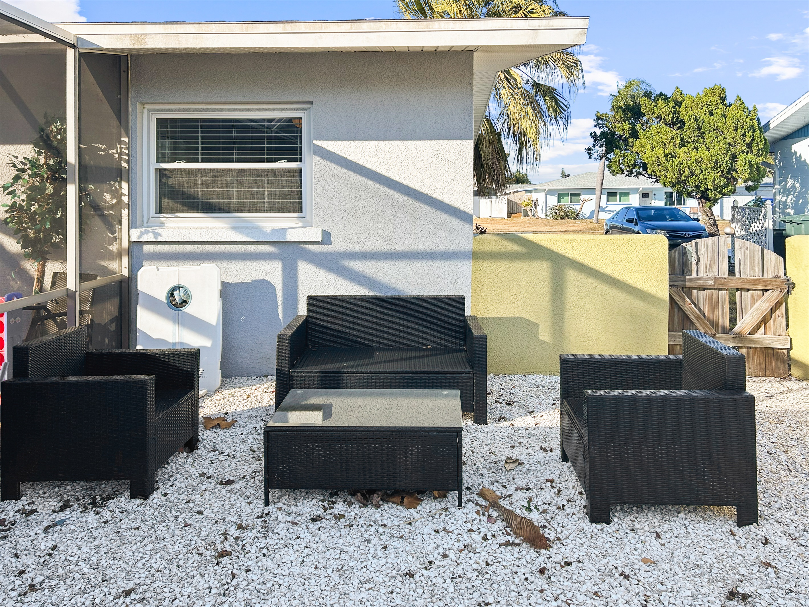 🌿 Cozy outdoor chat spot (morning coffee vibes)