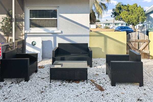 🌿 Cozy outdoor chat spot (morning coffee vibes)