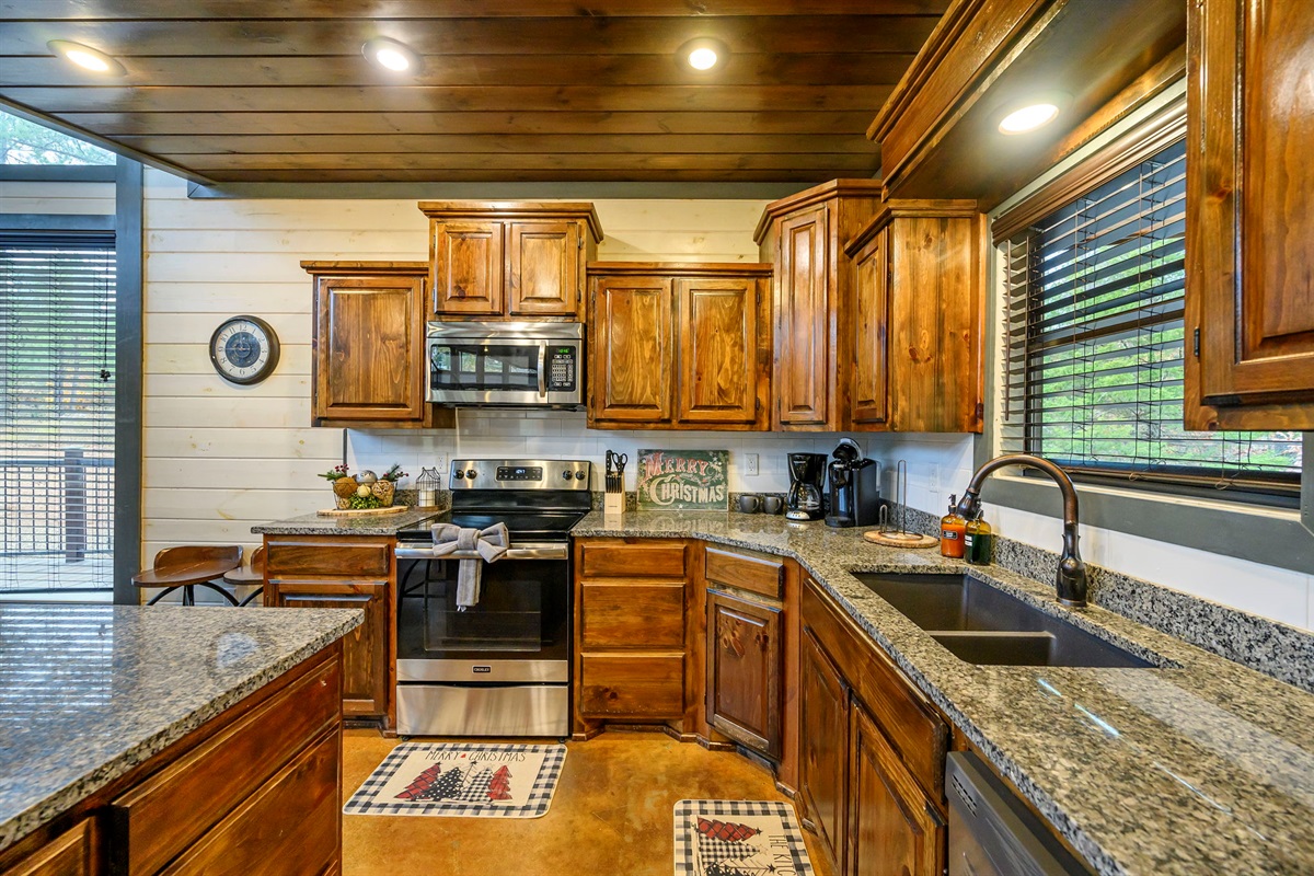 The kitchen and dining area at Round Here Buzz is made for connection and good food 🍽️✨ Cook up your favorites, gather around the table, laugh, snack, and make memories that feel like home. Cheers to great meals and even better company 🥂🌲 