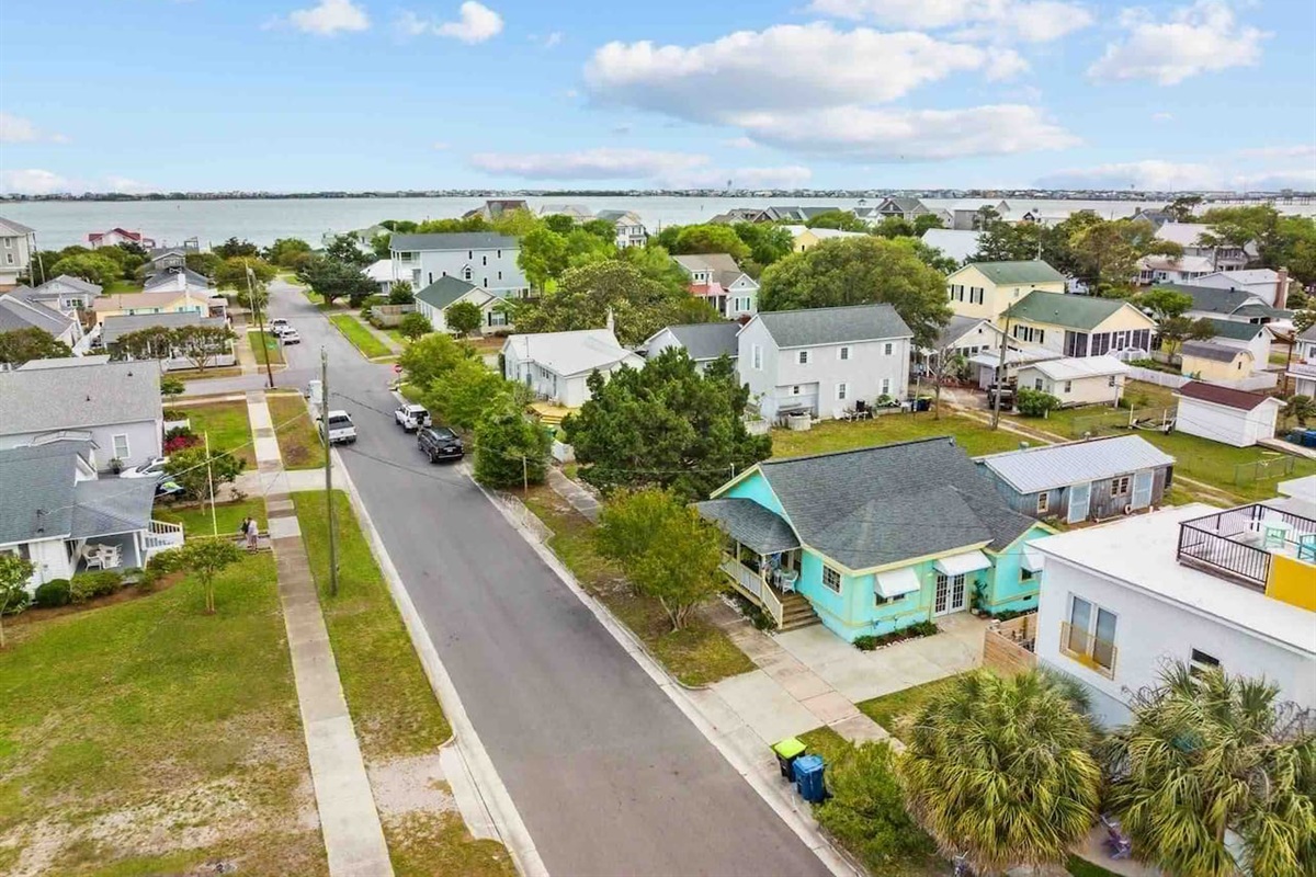 Just two blocks from the 13th St public shore access.